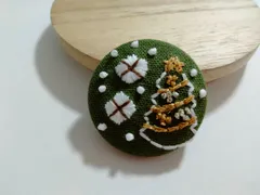 クリスマスツリーと綿の花のブローチ