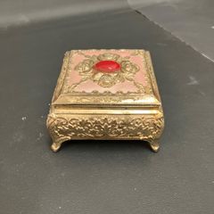 装飾的な金属製ボックス バラと赤宝石付き　ビィンテージ　ジュエリーボックス 小物入れ 宝石箱 アクセサリーボックス アクセサリーケース