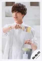 【中古】生写真(ジャニーズ) Kis-My-Ft2/玉森裕太/上半身・衣装白・右手ハケ・左手ペンキ・目線左・背景白/シングル「君、僕。」MV＆ジャケ写オフショット/公式生写真 