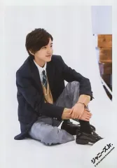 【中古】生写真(ジャニーズ) なにわ男子/道枝駿佑/全身・座り・衣装制服・紺グレー・両手重ね・左膝立て・右向き・背景白/「なにわ男子 First Live Tour 2019～なにわと一緒に#アオハルしよ?～」グッズオフショット/公式生写真