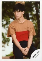 【中古】生写真(ジャニーズ) 関ジャニ∞/錦戸亮/膝上・座り・衣装茶赤紺・前で両手組み・体正面/「今」MV撮影オフショット/公式生写真