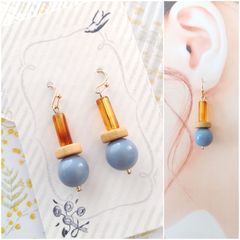 E399 ハンドメイド ビーズ ブルー 琥珀色 ユニーク ピアス