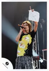 【中古】生写真(ジャニーズ) Kis-My-Ft2/横尾渉/ライブフォト・膝上・衣装Tシャツ黒黄色・右手マイク・左手色紙/公式生写真