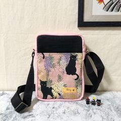 ★セール品(現品限り) 猫柄ミニショルダーバッグ 縦型 黒猫と藤の花 ピンク&ブラック 猫柄内ポケット付き ハンドメイド メンズ レディース ボディバッグ ポシェット