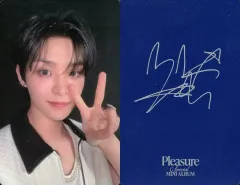【中古】コレクションカード(男性) TREASURE/ジフン(JIHOON)/裏面印刷サイン入り/CD「SPECIAL MINI ALBUM [PLEASURE]」(BLUE Ver.)封入セルフィーフォトカード