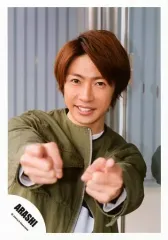 【中古】生写真(ジャニーズ) 嵐/相葉雅紀/バストアップ・衣装カーキ白・両手指差し・右肩上/「青空の下、キミのとなり」PV＆ジャケ/公式生写真