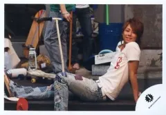 【中古】生写真(ジャニーズ) Kis-My-Ft2/北山宏光/横型・全身・Tシャツ白・座り・目線右・背景人・室内/公式生写真