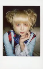 【中古】生写真(男性) LONDBOY /かなで/バストアップ・衣装赤・青・水色・右手下・左手顔・ソファ白/生チェキ