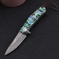 フォールディングナイフ アウトドアナイフ【孤狼】刃長82ｍｍ ダマスカス鋼 軽量 アワビ貝 ポケットクリップ付 ライナーロック式 釣り キャンプ 山菜狩り 革シース付属