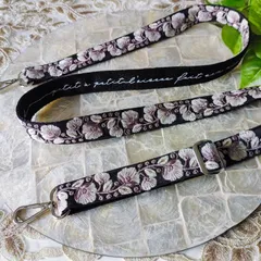 No.106 (黒地×白紫花) インド刺繍ショルダーストラップ　スマホショルダー　バッグショルダー　インド刺繍アクセサリー