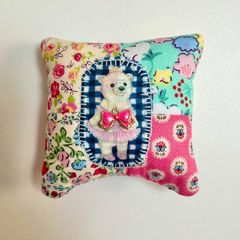 ハンドメイド　パッチde針山　リボンをつけたしろくまさん　針山　ピンクッション　パッチワーク　しろくま　花柄　リボン　チャーム