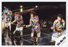 【中古】生写真(ジャニーズ) Kis-My-Ft2/集合(4人)千賀健永・横尾渉・宮田俊哉・二階堂高嗣/横型・ライブフォト・衣装カラフル・左手マイク・目線左/公式生写真