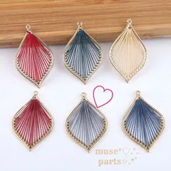 グレー ハープチャーム リーフチャーム 灰色 はいいろ アンティーク風 ビンテージ ゴールドフレーム ハロウィン クリスマス 蜘蛛の巣 しずく 雫 天使の羽根 雪の結晶 悪魔 刺繍糸チャーム フラワーパーツ 花 葉 水着 着物 4個 る