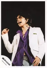 【中古】生写真(ジャニーズ) 関ジャニ∞/錦戸亮/ジャケット白・シャツ紫・左向き・背景黒/公式生写真