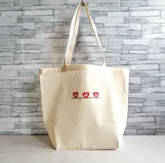 【手刺繍】3つの赤いハート　トートバッグ　ショルダーバッグ　生成り　2way　大きいマチ　コットン　ハンドメイド