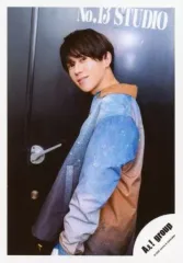 【中古】生写真(ジャニーズ) Aぇ! group/末澤誠也/膝上・衣装青.グレー.茶色・左向き・顔傾げ/「Aぇ! group Zepp LIVE 2020 STARTING NOW 413」グッズオフショット/公式生写真