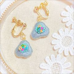 刺繍ビーズ イヤーアクセサリー グレーピアス