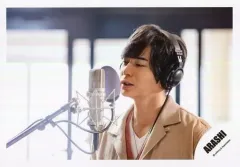 【中古】生写真(ジャニーズ) 嵐/松本潤/横型・バストアップ・衣装ベージュ白・ヘッドホンつける・口元マイク前/シングル「君のうた」MV＆ジャケ写撮影オフショット/公式生写真