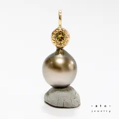 南洋真珠と0.10ctファンシーカラーダイヤモンドとK10ミル打ち覆輪のネックレストップ