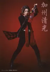【中古】生写真(男性) 佐藤流司(加州清光)/全身・衣装黒・赤・体右向き・両手で刀持ち・背景赤・「1部衣裳セット」/「ミュージカル『刀剣乱舞』 加州清光 単騎出陣2017」ブロマイド
