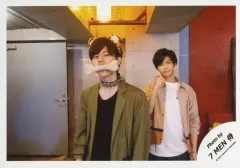 【中古】生写真(ジャニーズ) 7 MEN 侍/菅田琳寧・矢花黎/横型・膝上・衣装白・カーキ・ベージュ・黒・矢花骨咥え・菅田右手鎖/「Ｊohnnys’ ISLAND セルフィー」/公式生写真(アイランドストア限定)