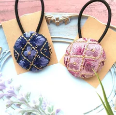 ネイビーとパープルの小花柄インド刺繍のくるみボタンヘアゴムのセット