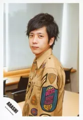 【中古】生写真(ジャニーズ) 嵐/二宮和也/横型・衣装茶・体左向き・横向き・カメラ目線・テーブル・椅子/「Are You Happy?」ジャケ写撮影＆「Don’t You Get It」PV撮影/公式生写真