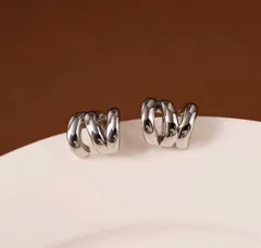 ノンホールイヤリング レディース ねじれデザイン 韓国風 シルバー 小ぶり 上品