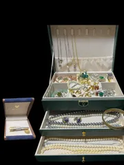 メ*4様 遺品整理　生前整理　アクセサリー　イミテーション　まとめ 遺品整理 生前整理 アクセサリーまとめ1 - メルカリ