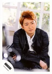 【中古】生写真(ジャニーズ) 嵐/大野智/膝上・衣装黒白・腕組み・目線右/「青空の下、キミのとなり」PV＆ジャケ/公式生写真