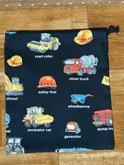 471【訳あり】ハンドメイド　給食袋　23×20 働く車　給食袋　コップ袋　巾着袋　お道具袋　縄跳び入れ　歯ブラシ袋　こども園　小学校　中学校　男の子　女の子