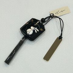 《花しおり》ミニ印籠の組み紐根付け　帯飾り　ストラップ　黒　うさぎ