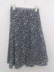◇ NATURAL BEAUTY BASIC 花柄 膝下丈 フレア スカート サイズXS ブラック ホワイト系 レディース P  【中古】 【1210180006399】
