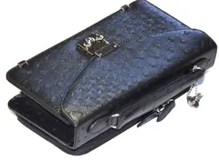 《送料無料＆税込価格》《新品未使用》《数量限定》《特別価格》RED CROW -レッドクロウ-！オーストリッチ型押し加工！背面財布機能付き！大容量収納モデル！男女兼用！ミニセカンドクラッチバッグ　2025O　ブラック