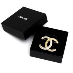 CHANEL ダブルC シルバー ラインストーン ブローチ - メルカリ