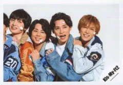 【中古】生写真(ジャニーズ) Kis-My-Ft2/集合(4人)/横型・バストアップ・衣装紺白オレンジ・顔にクリーム・二階堂口開ける/アルバム「Yummy!!」ジャケ写撮影オフショット/公式生写真