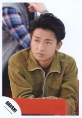 【中古】生写真(ジャニーズ) 嵐/大野智/バストアップ・ジャケット茶・手前に機械・目線左・後ろに人・背景白/公式生写真