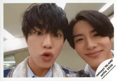 【中古】生写真(ジャニーズ) 美 少年/佐藤龍我・金指一世/横型・顔アップ・佐藤口すぼめ・金指口角上げ/Johnnys’ ISLAND セルフィー 2020/公式生写真