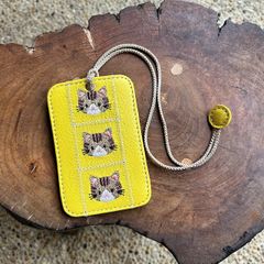 パスケース1枚用（イエローの革に茶トラ猫の刺繍））03004-56 ハンドメイド革小物 定期入れ