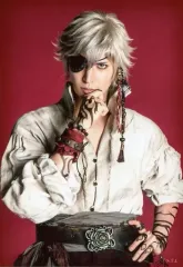 【中古】生写真(男性) 小波津亜廉(マルロー)/上半身・衣装白・右手顎・背景赤・キャラクターショット/舞台「劇団シャイニング from うたの☆プリンスさまっ♪『Pirates of the Frontier』」ブロマイドセットA