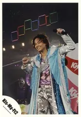 【中古】生写真(ジャニーズ) Kis-My-Ft2/藤ヶ谷太輔/ライブフォト・膝上・衣装銀水色紫メタリック・右手旗・左手マイク・背景黒/公式生写真
