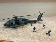 1/72 米軍ヘリ UH-60A ブラックホーク 兵士4体 完成品
