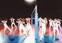 【中古】生写真(ジャニーズ) Hey! Say! JUMP/集合(10人)/横型・ライブフォト・全身・衣装白.赤・バレーコート・背景黒/公式生写真