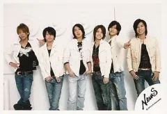 【中古】生写真(ジャニーズ) NEWS/集合(6人)/横型・センター山下・ジャケット白・ジーンズ・錦戸左手ピース・山下両手ポケット/公式生写真