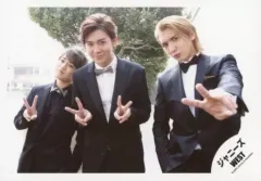 【中古】生写真(ジャニーズ) ジャニーズWEST/神山智洋・藤井流星・小瀧望/横型・上半身・衣装黒.白・小瀧両手ピース・カメラ目線/神山智洋・藤井流星・小瀧望 海外(ロサンゼルス)オフショット/公式生写真