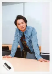 【中古】生写真(ジャニーズ) 嵐/大野智/膝上・衣装青・デニム・両手テーブル・前のめり・首傾げ・顔正面・椅子/「Are You Happy?」ジャケ写撮影＆「Don’t You Get It」PV撮影/公式生写真