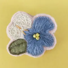 12.手刺繍♫【花蝶】オリジナルブローチ