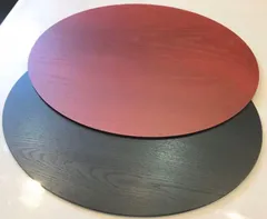 2枚セット★天然木★小判両面ランチョンマット　赤黒　 シンプル 軽量 軽い 無地 木製 天然素材