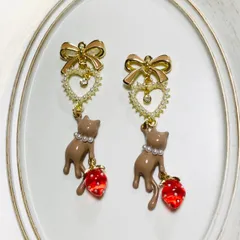 ハンドメイド　リボン&ハートといちごを持った猫ちゃん〈ピアス/イヤリング/チャーム〉