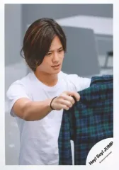 【中古】生写真(ジャニーズ) Hey! Say! JUMP/岡本圭人/バストアップ・衣装白・シャツ持つ/「マエヲムケ」PV＆ジャケ写撮影オフショット/公式生写真